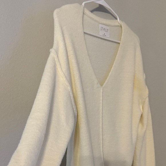 STYLUS Oversized Women's Soft Cream V-Neck Sweater - Picture 4 of 5
